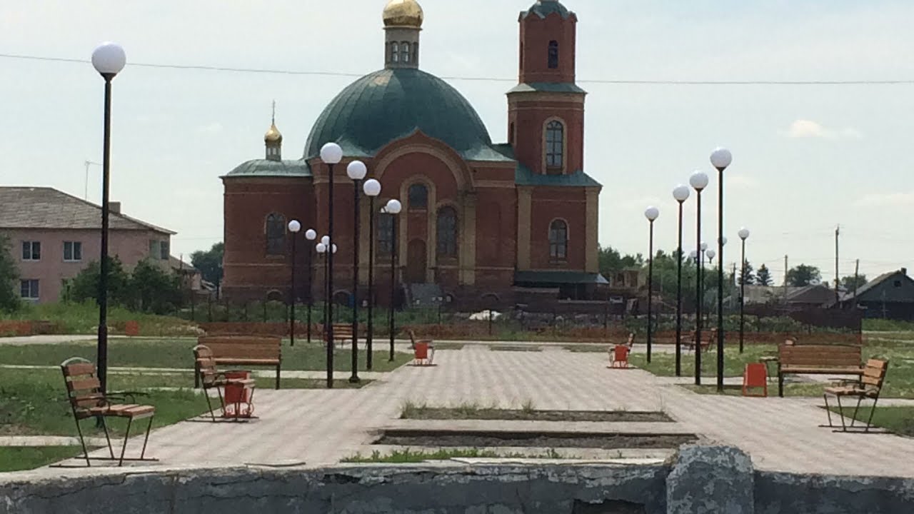 Сквер и храм в центре г. Называевска.